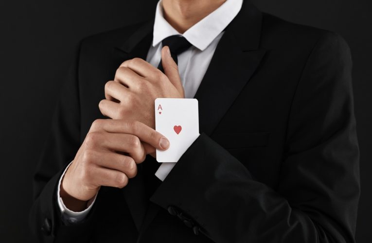 Magik na wydarzeniu – dlaczego pokazy iluzji przyciągają uwagę gości